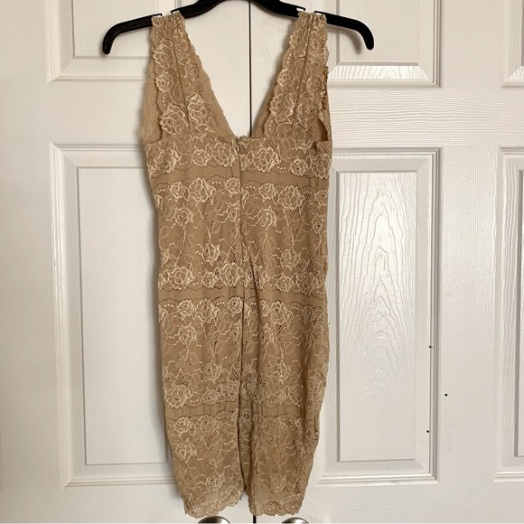 Bodycon Lace Dress - Picture 2 of 4